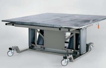 Tisch horizontal ausgerichtet, beladen mit Werkstoff
